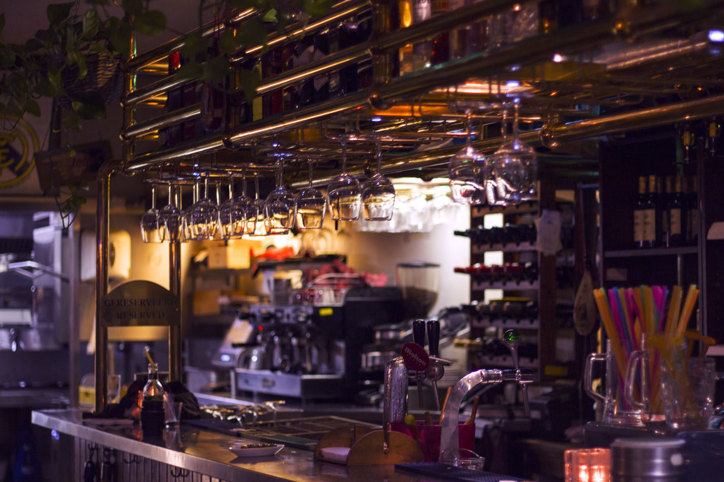 De bar met hangende glazen