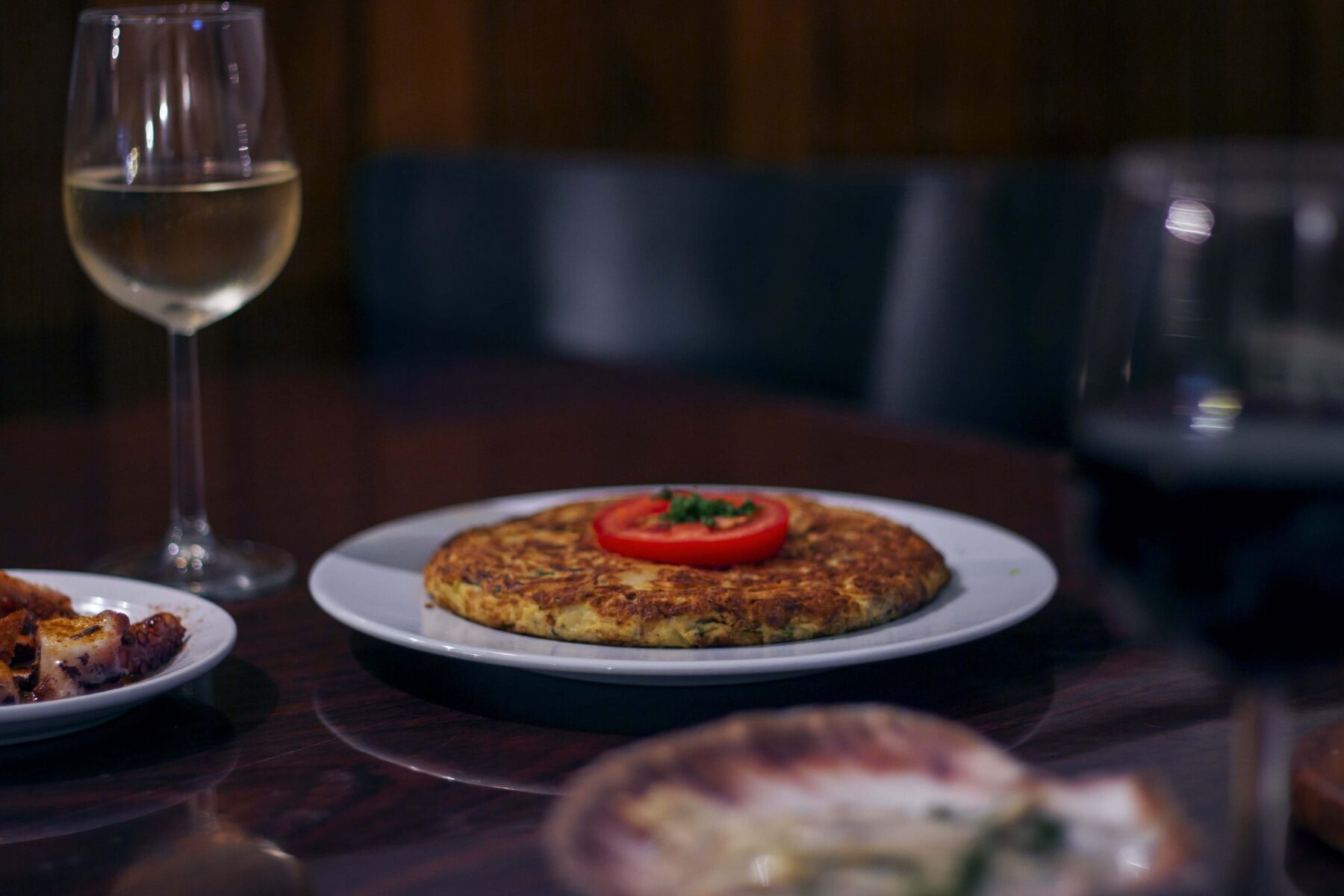 Tortilla española met een glas witte wijn
