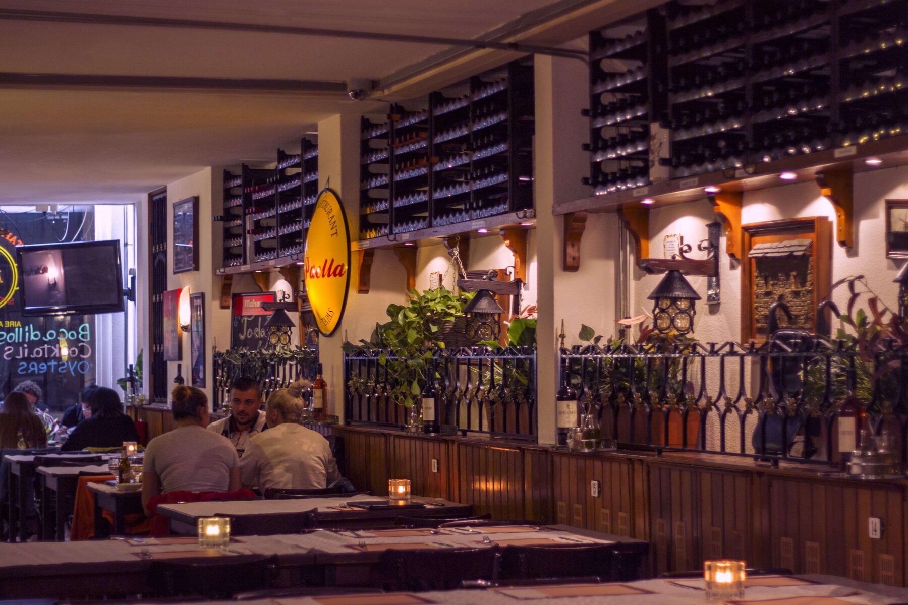 Het restaurant met houten lambrisering en wijnrekken