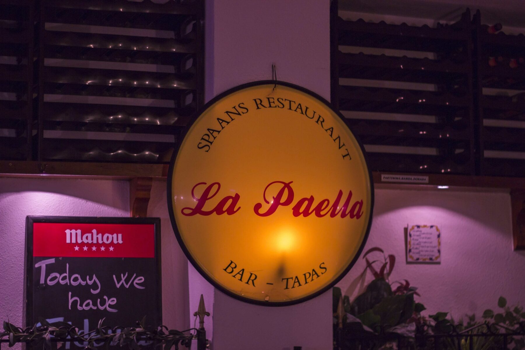 Het verlichte uithangbord van La Paella