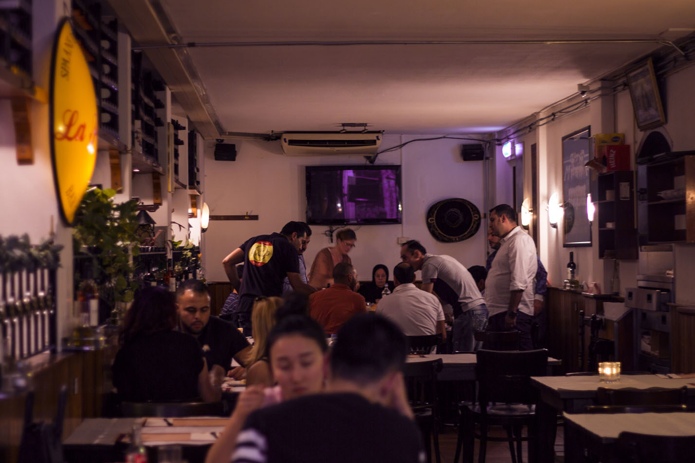Gasten aan tafel in het restaurant