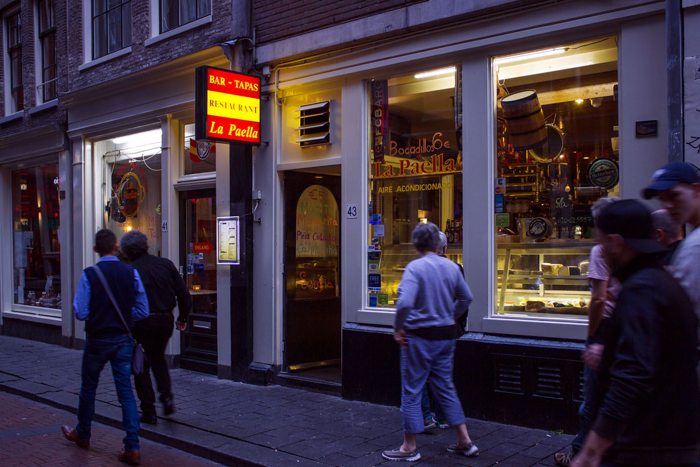De gevel van La Paella in de Warmoesstraat
