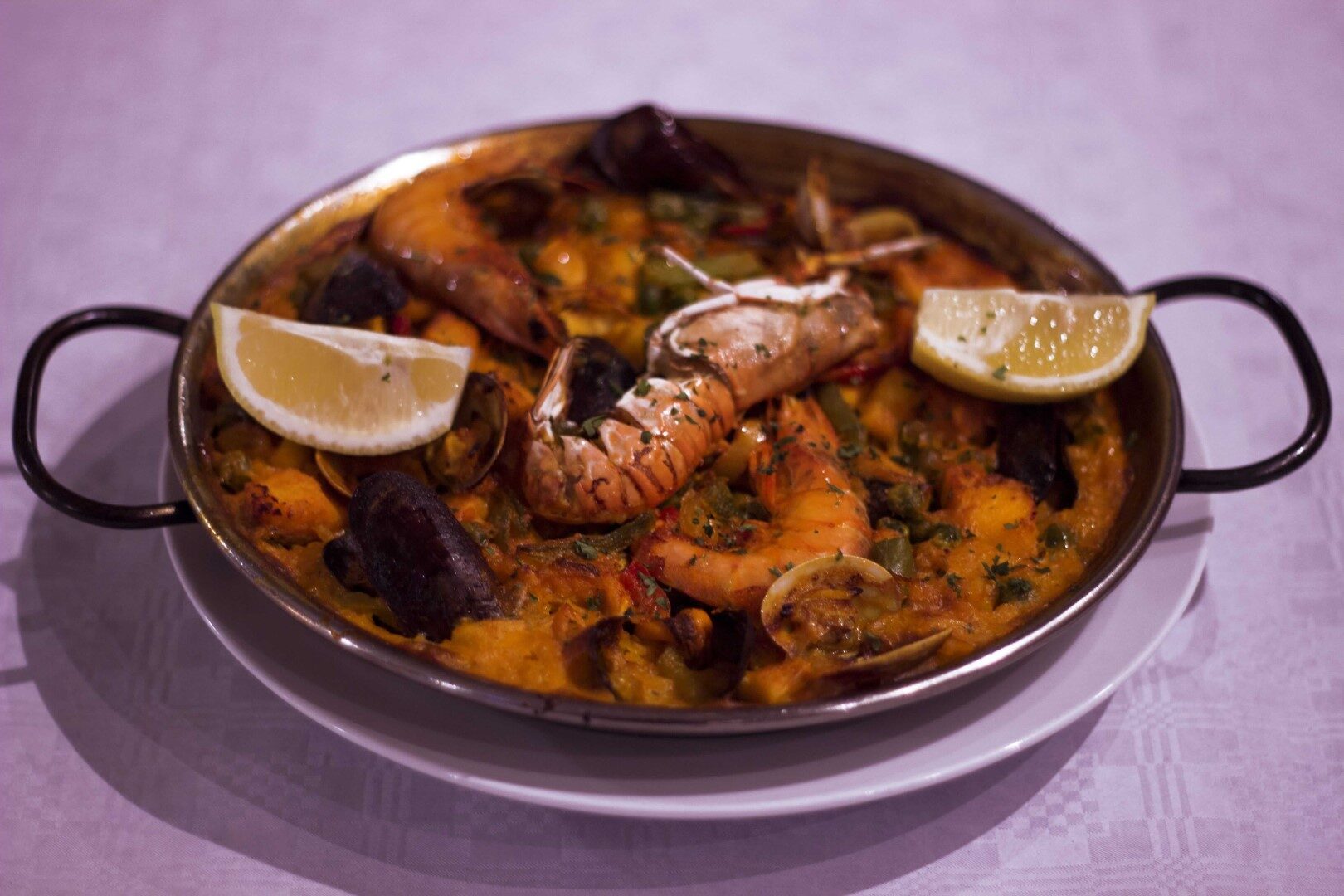 Paella met gamba's, mosselen en citroen in de pan